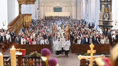 Feierliche Diakonweihe im Fuldaer Dom / Drei der vier werden Priester 